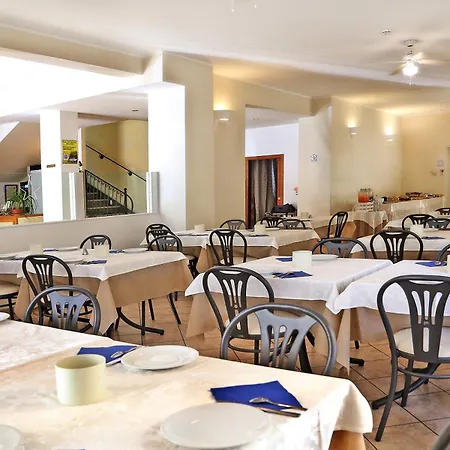 Edera - In Pieno Centro A Pochi Passi Dal Mare * Riccione