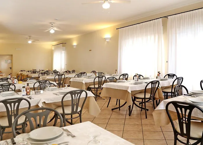 Edera - In Pieno Centro A Pochi Passi Dal Mare Otel